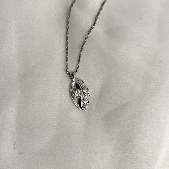 Cute Dainty Leaf Necklace - Picture 4 of 6